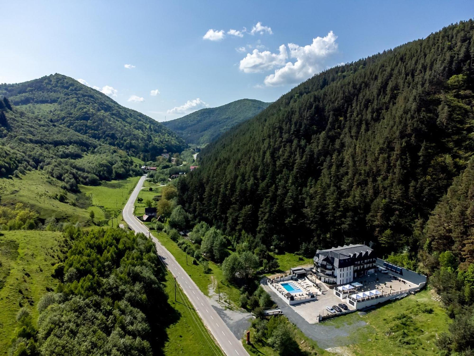 Carpentiere Arena Hotel Rasinari Bagian luar foto
