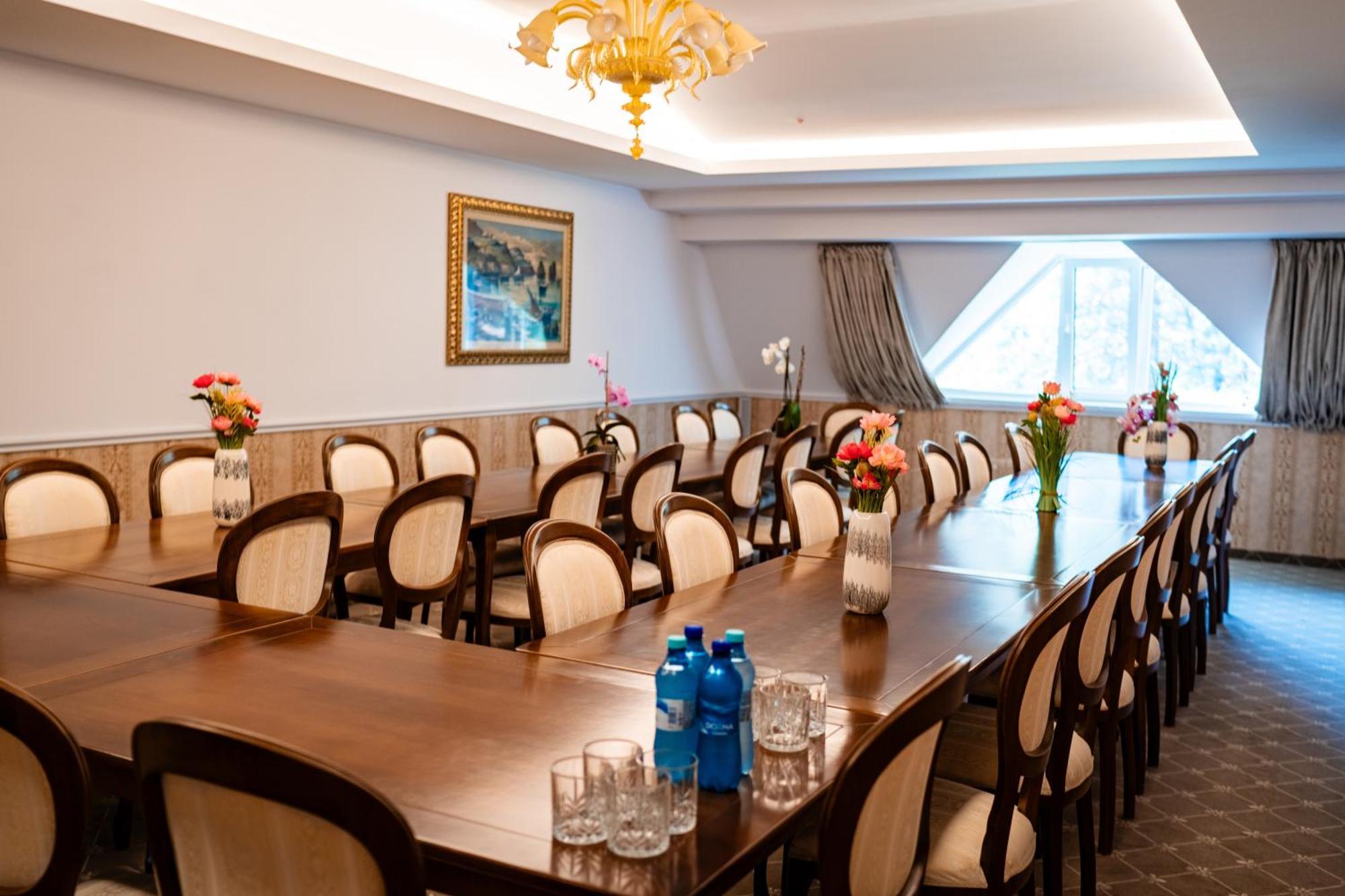 Carpentiere Arena Hotel Rasinari Bagian luar foto