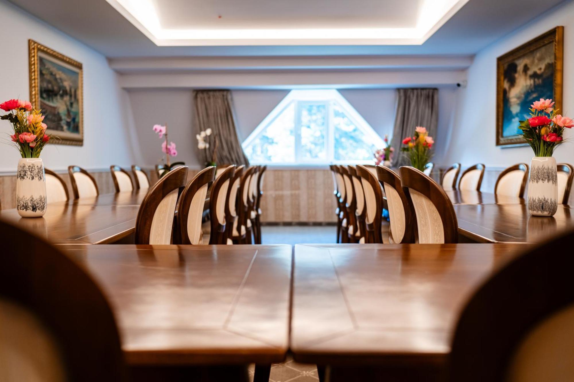 Carpentiere Arena Hotel Rasinari Bagian luar foto